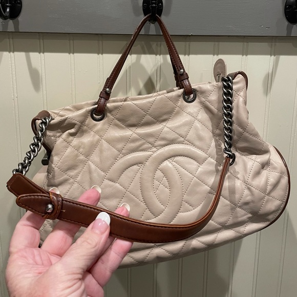 ❌SOLD❌ CHANEL, AUTHENTIC…Two Tone Leather - Picture 10 of 10